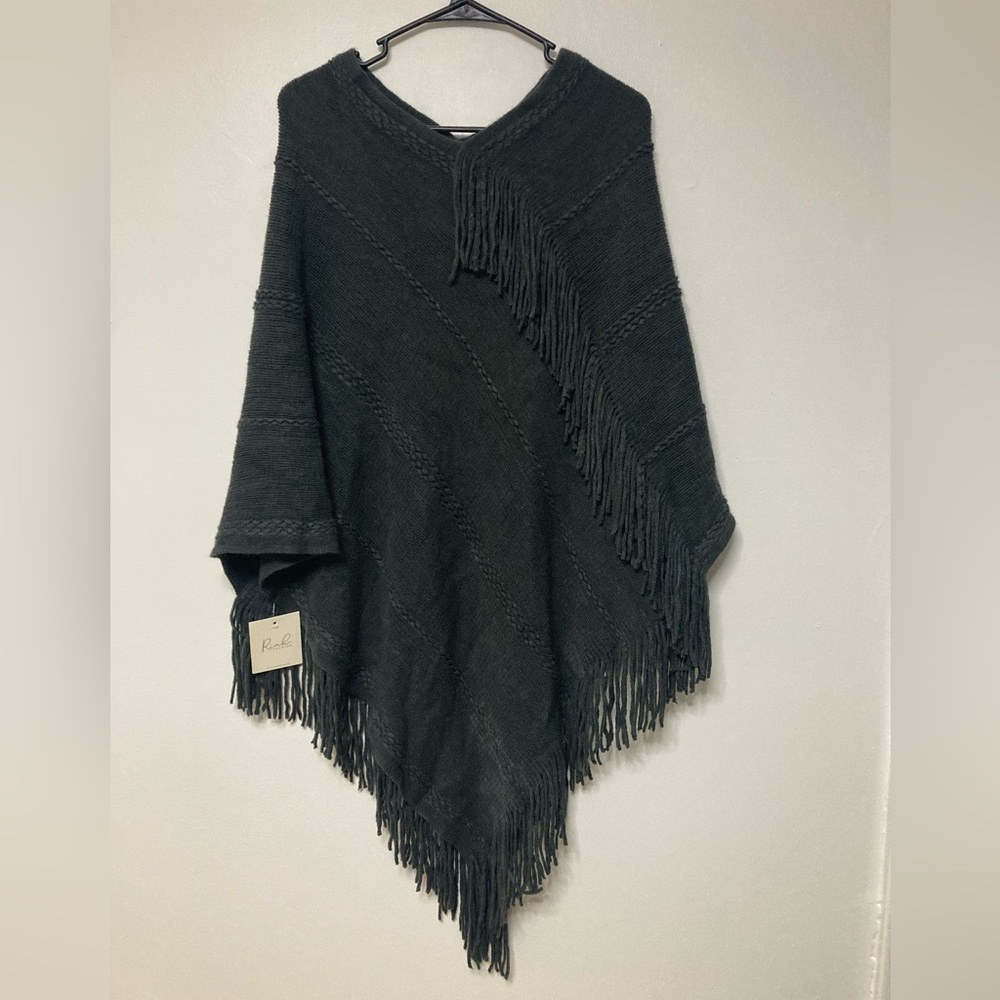 NWT! Riah Fashion Gray Knit Shawl